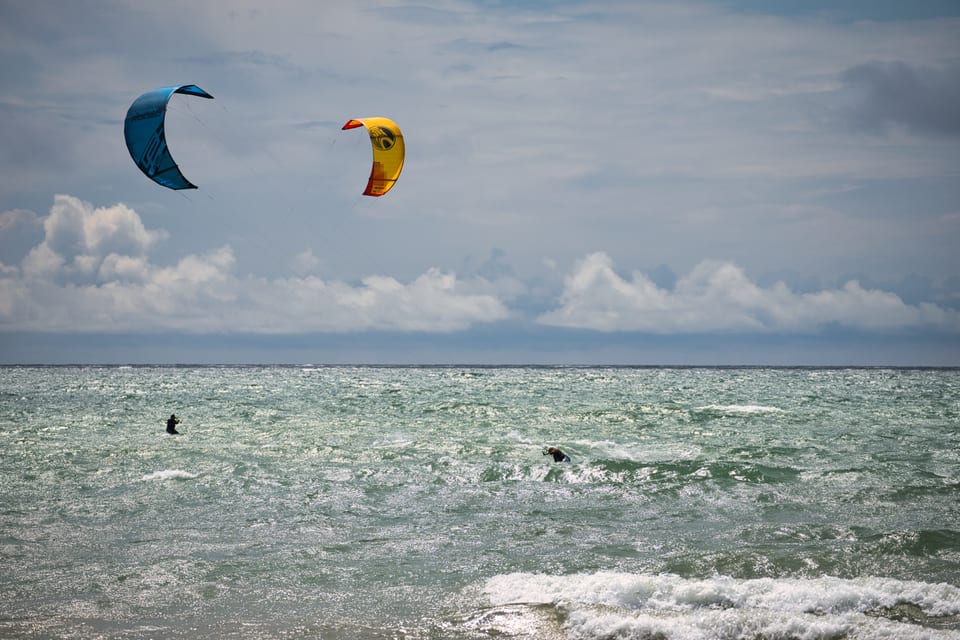 Kitesurfers off Long Beach