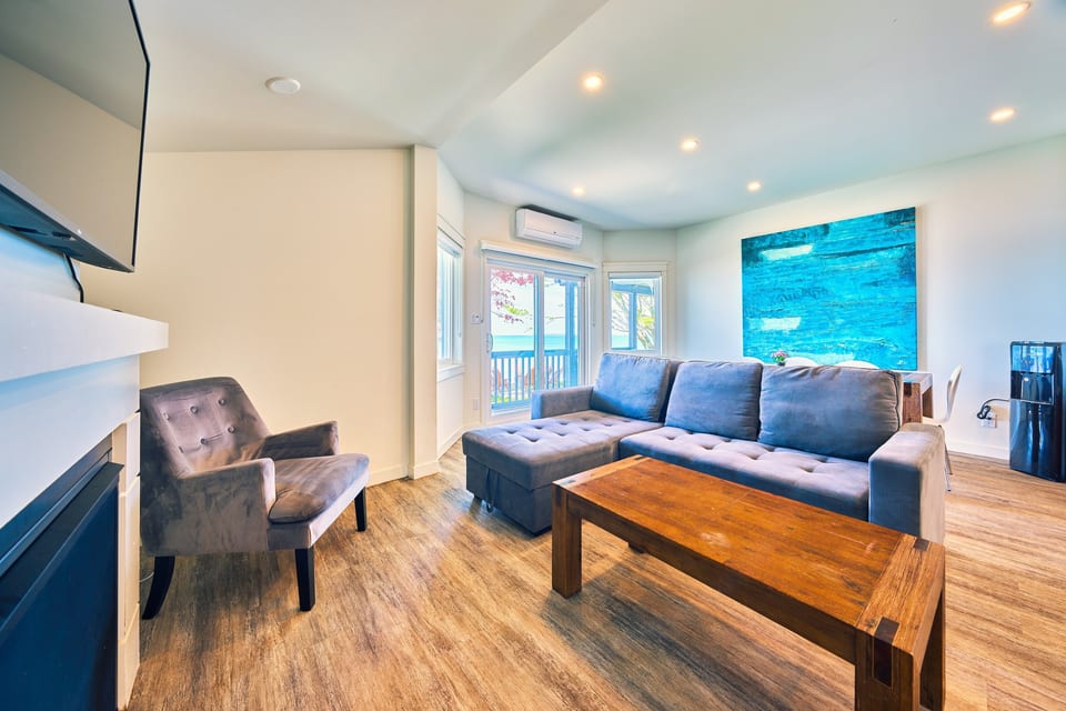 Cottage 12 Living 2, The Long Beach Resort