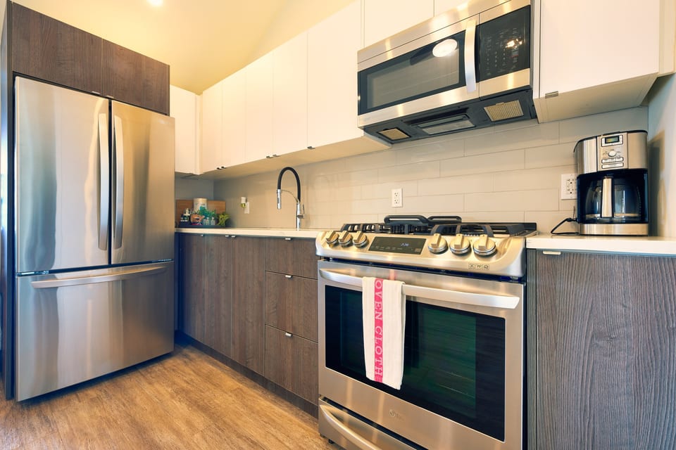 Representative cottage kitchen at The Long Beach Resort (photographed in Cottage 20; Cottage 18 shares this layout)