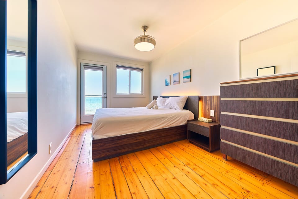 Suite 200 Upstairs Room 3, The Long Beach Resort