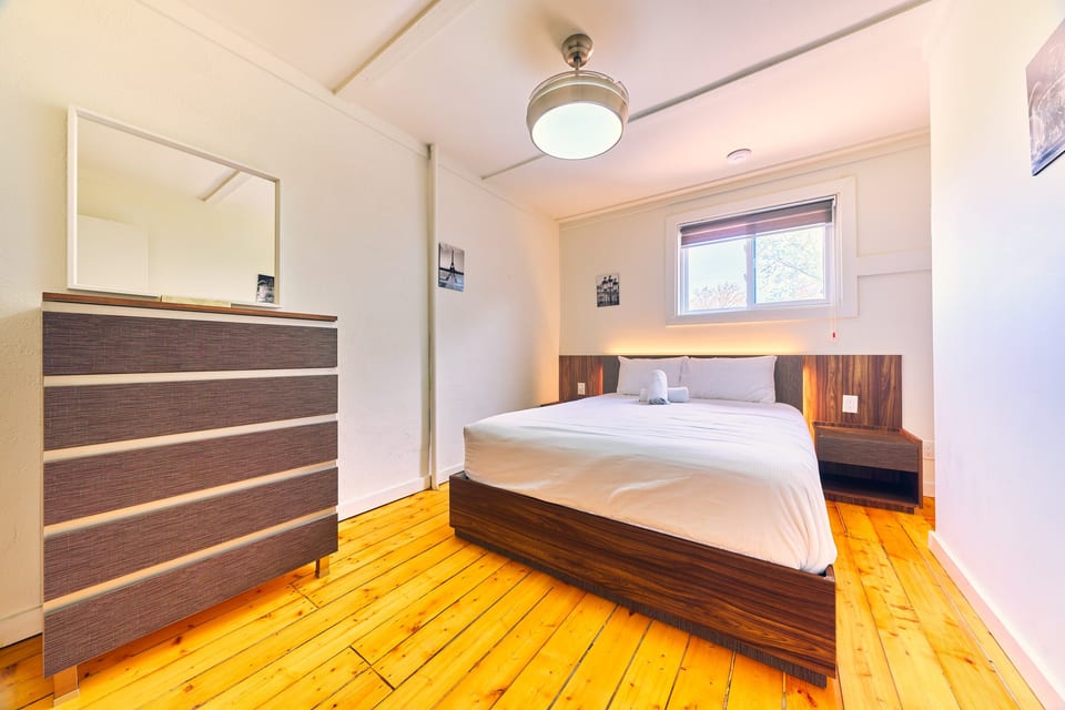 Suite 201 Upstairs Room, The Long Beach Resort